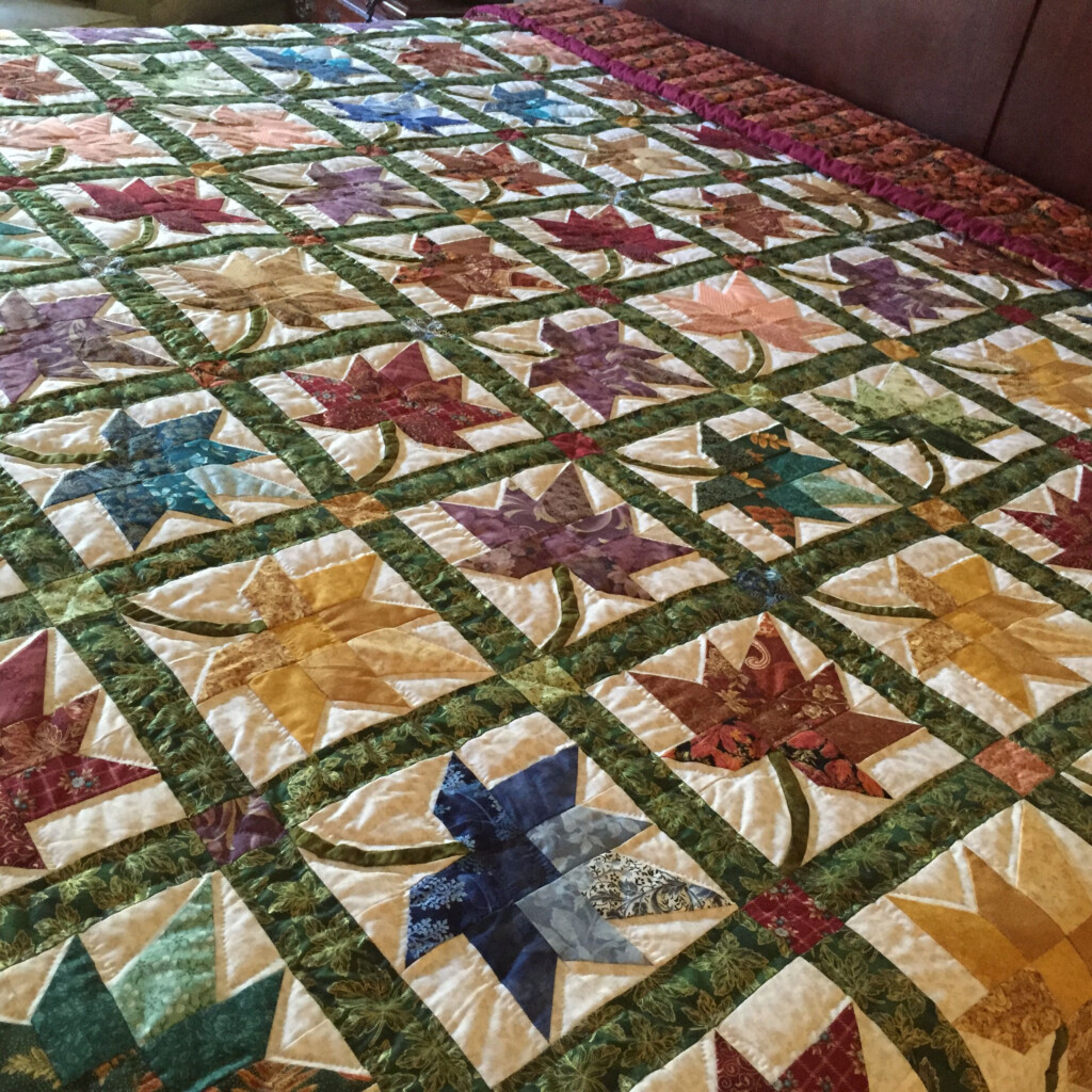 Pennsylvania Amish Maple Leaf Pattern Quilt Maple Leaf Quilt Quilts 